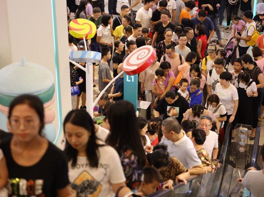 现场抽奖活动吸引了众多顾客参与,室外进行的沙里淘金等互动娱乐活动