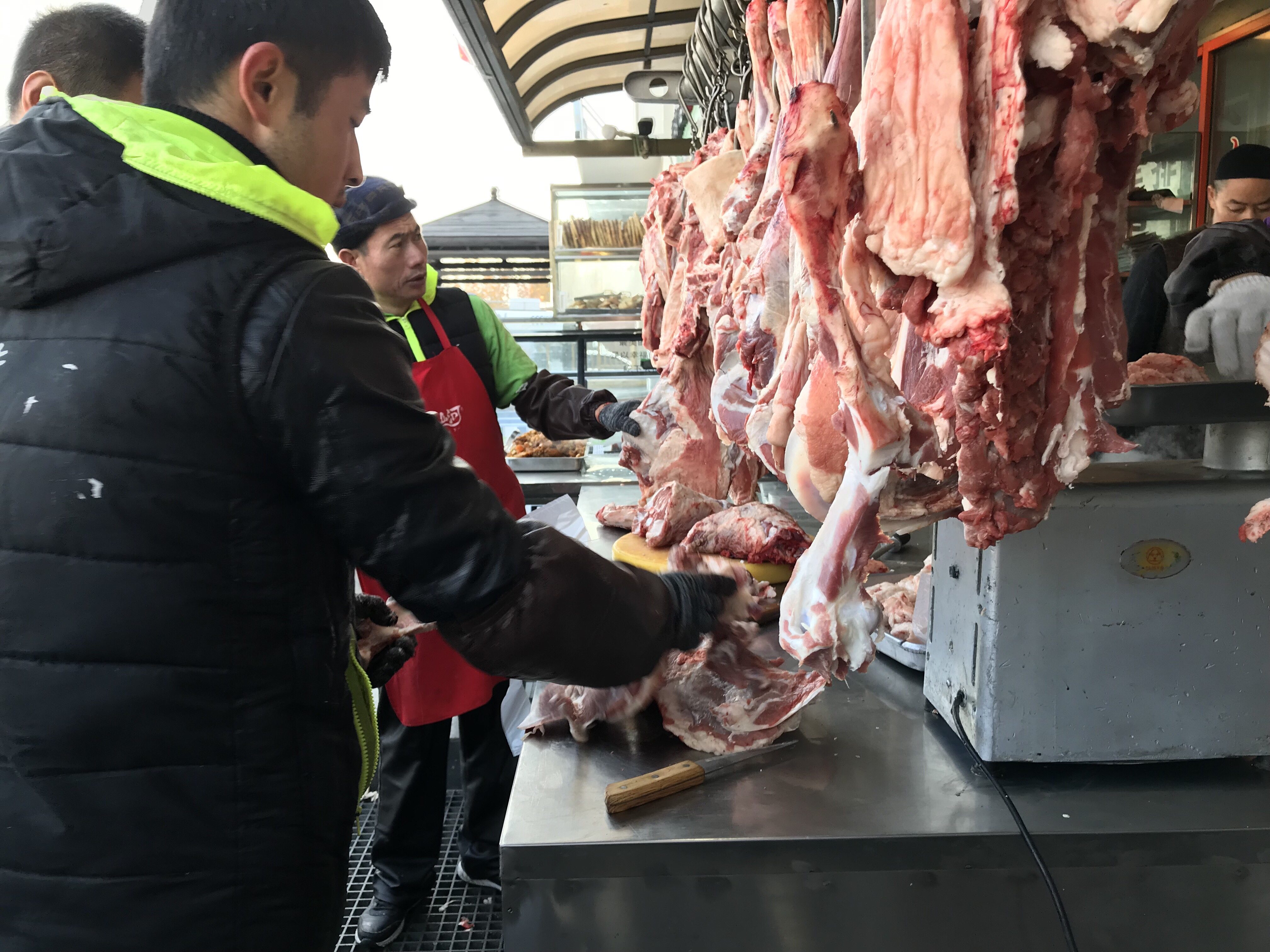 严查牛羊肉"瘦肉精",30批次样品已送检,半岛记者直击清真食品专项抽检