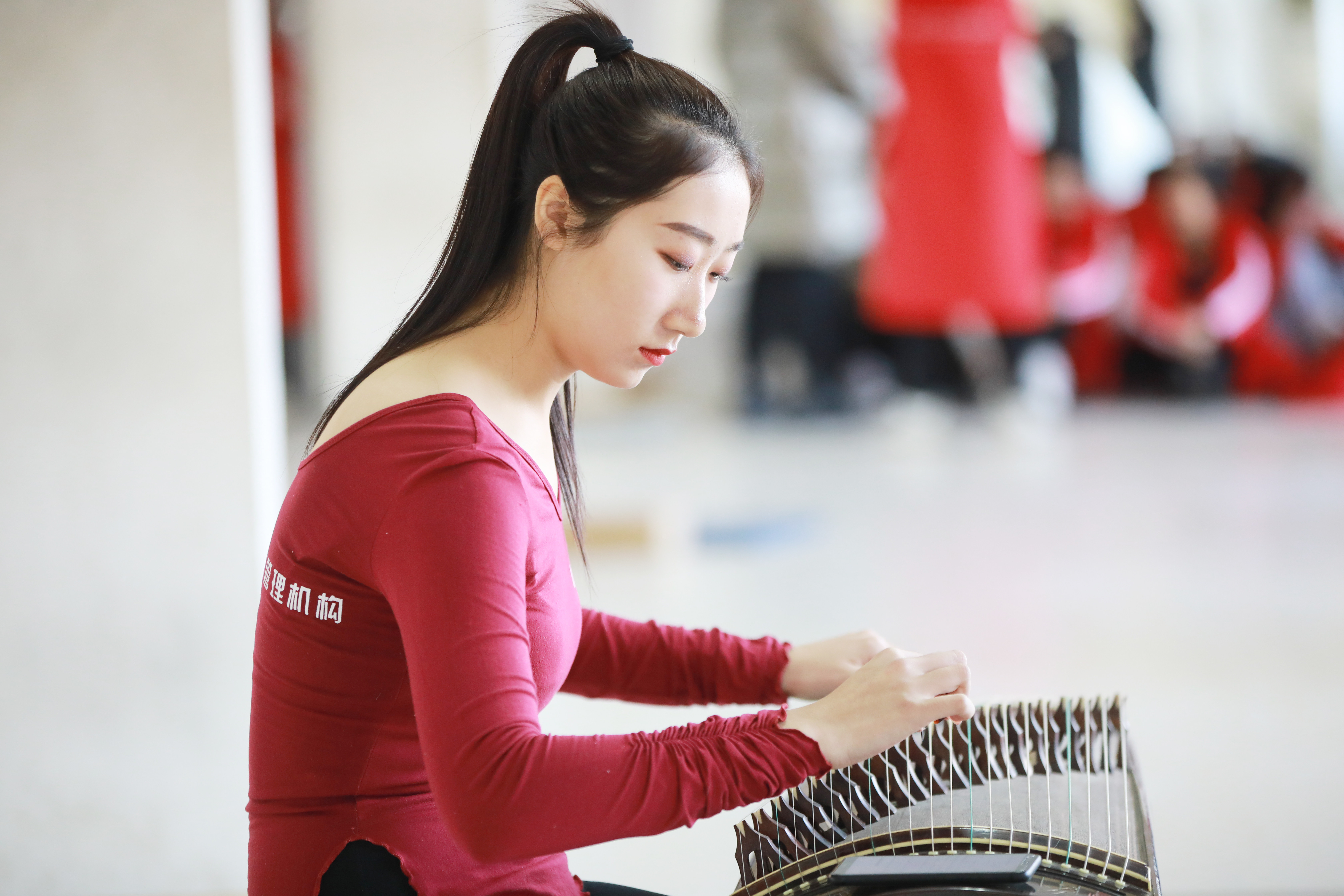 12月6日,青岛东方丽人模特空乘学校内,高三艺考生在这里进行舞蹈