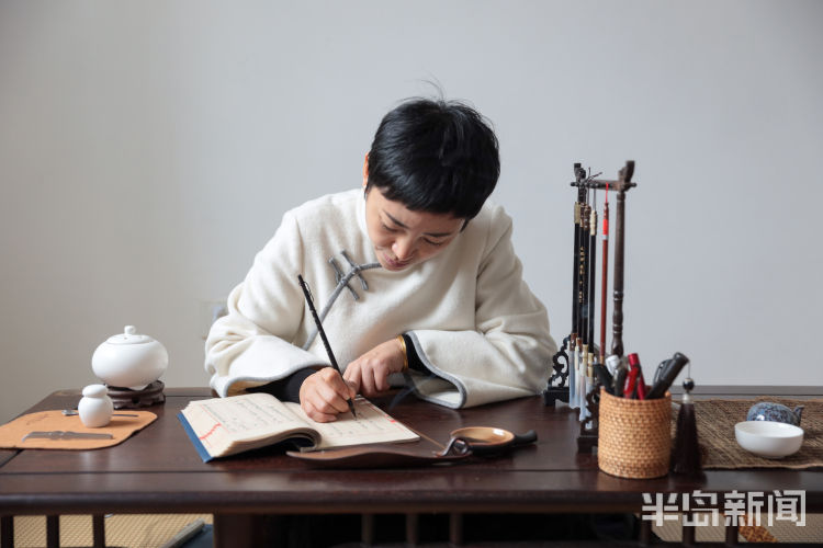 有空的时候,李可一就抄抄琴谱.蝇头小楷抄琴谱.李可一在弹奏古琴.