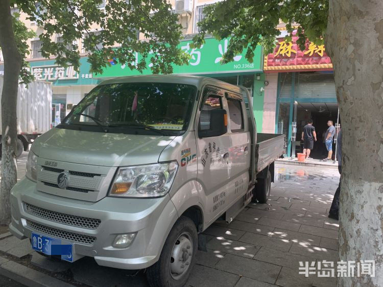 跳楼突发！平度一女子跳楼，他在楼下拉被子救人被砸成重伤