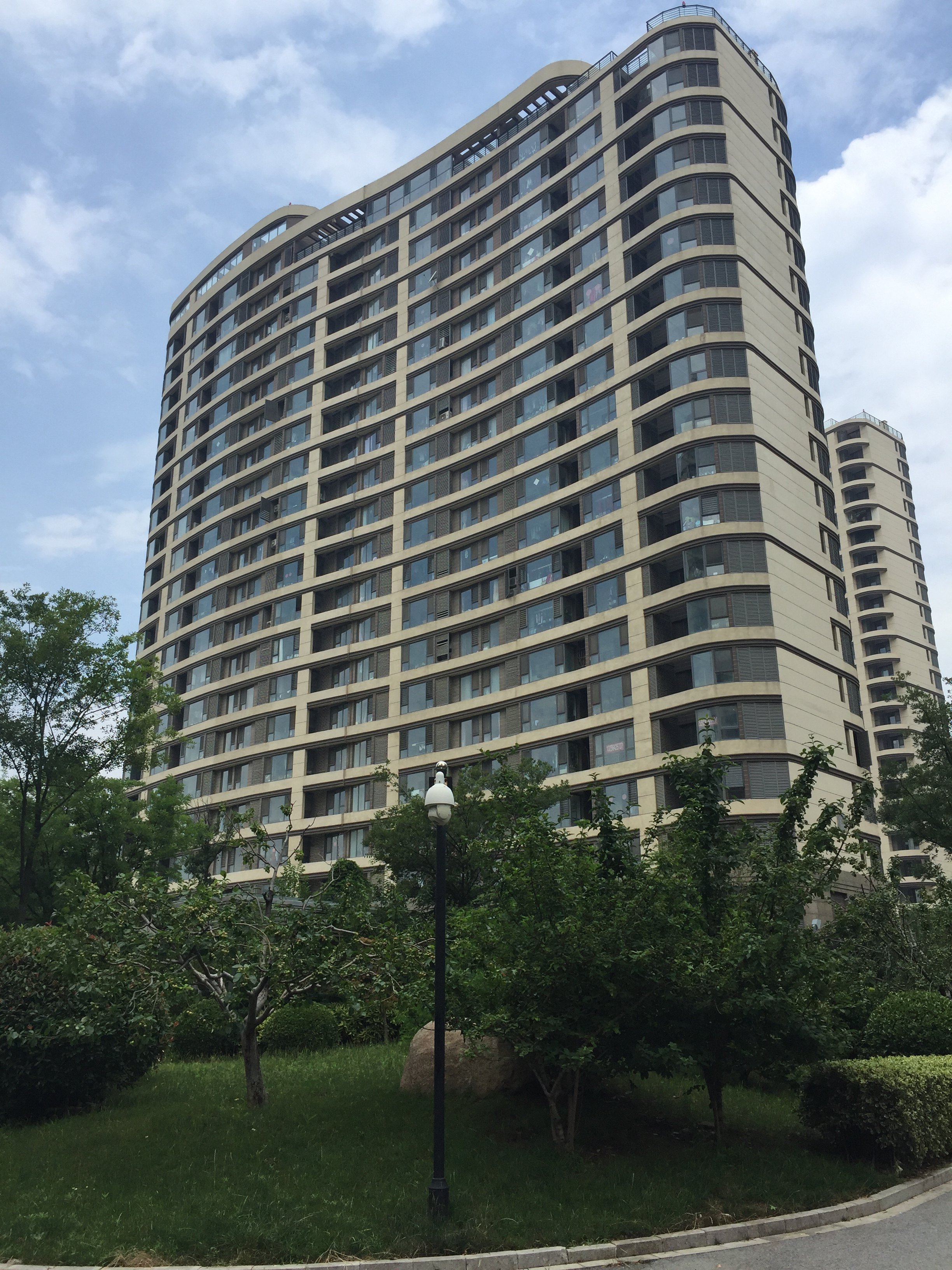 物业青岛一小区业主给物业送“锦旗”：不负责任第一名，推诿扯皮第一名