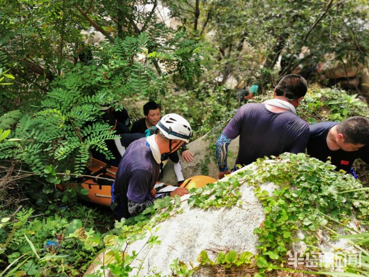 驴友|有心脏病史驴友爬崂山摔伤闹悬，救援队接力一个多小时抬下山