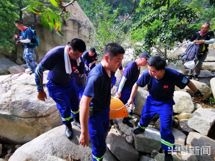 驴友|有心脏病史驴友爬崂山摔伤闹悬，救援队接力一个多小时抬下山