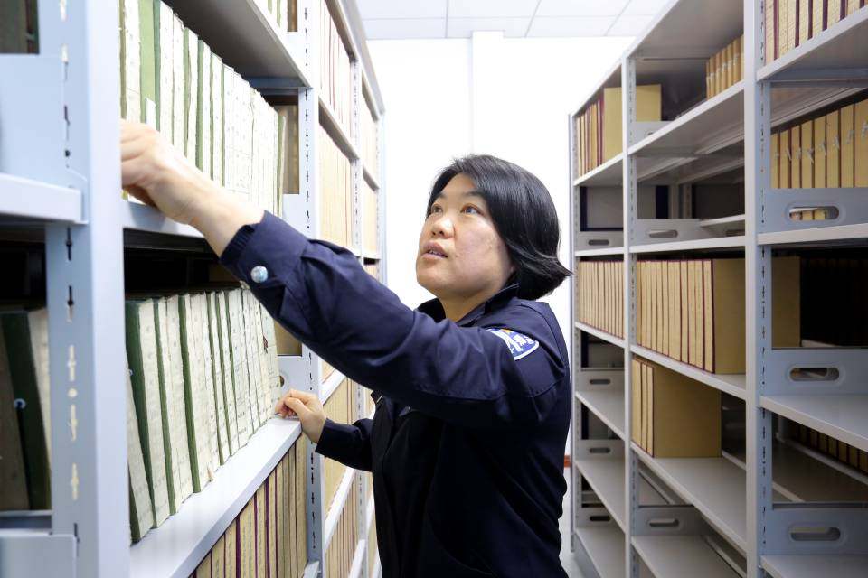 派出所档案管理的活字典警花微笑服务暖人心