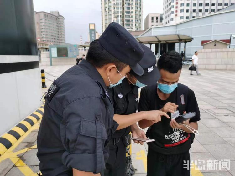 去年9月份,这名聋哑人在向民警求助怎样购买车票.