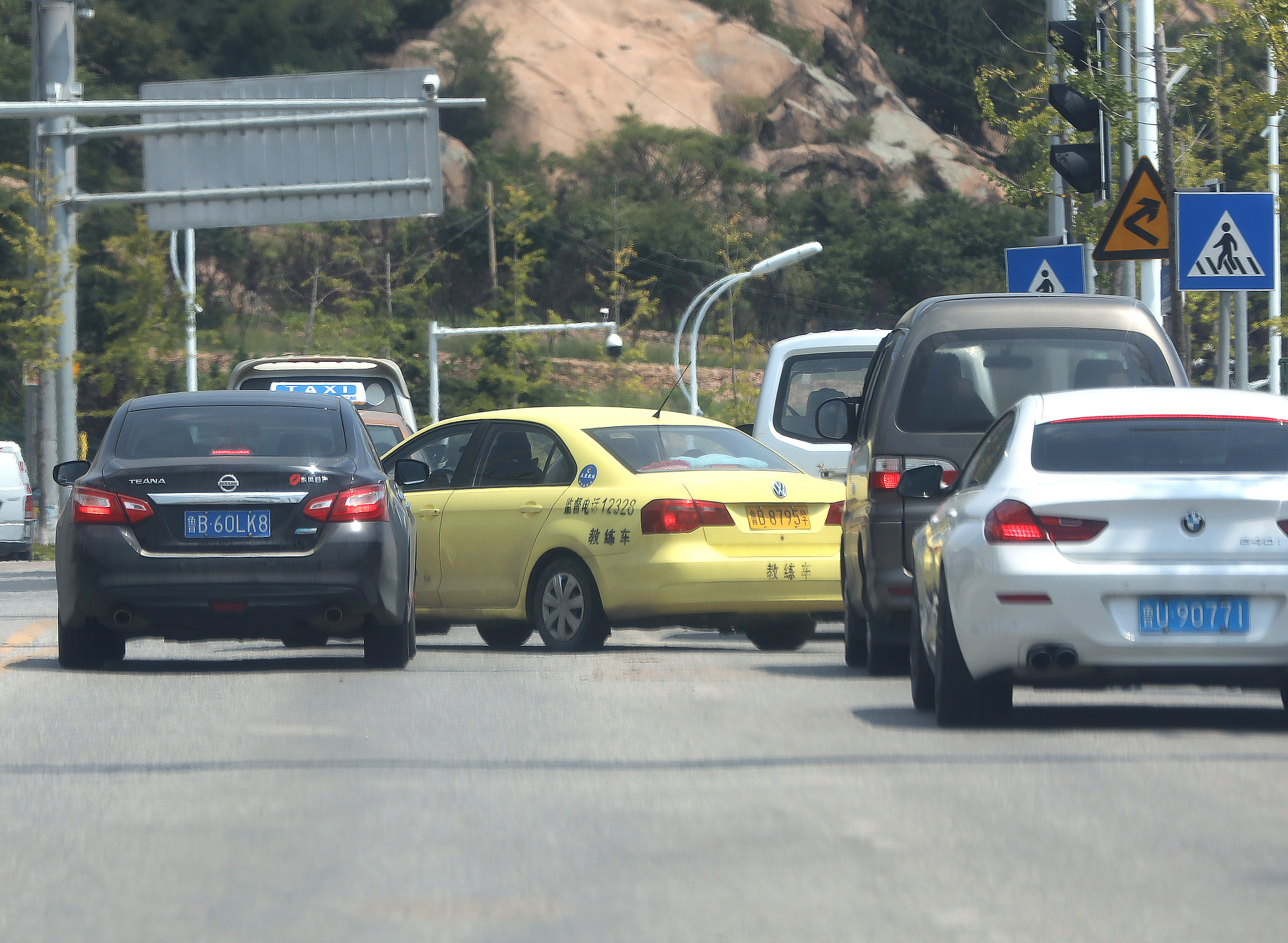 随意跨双黄线掉头,轧实线变道……科目三这么练,以后咋办?