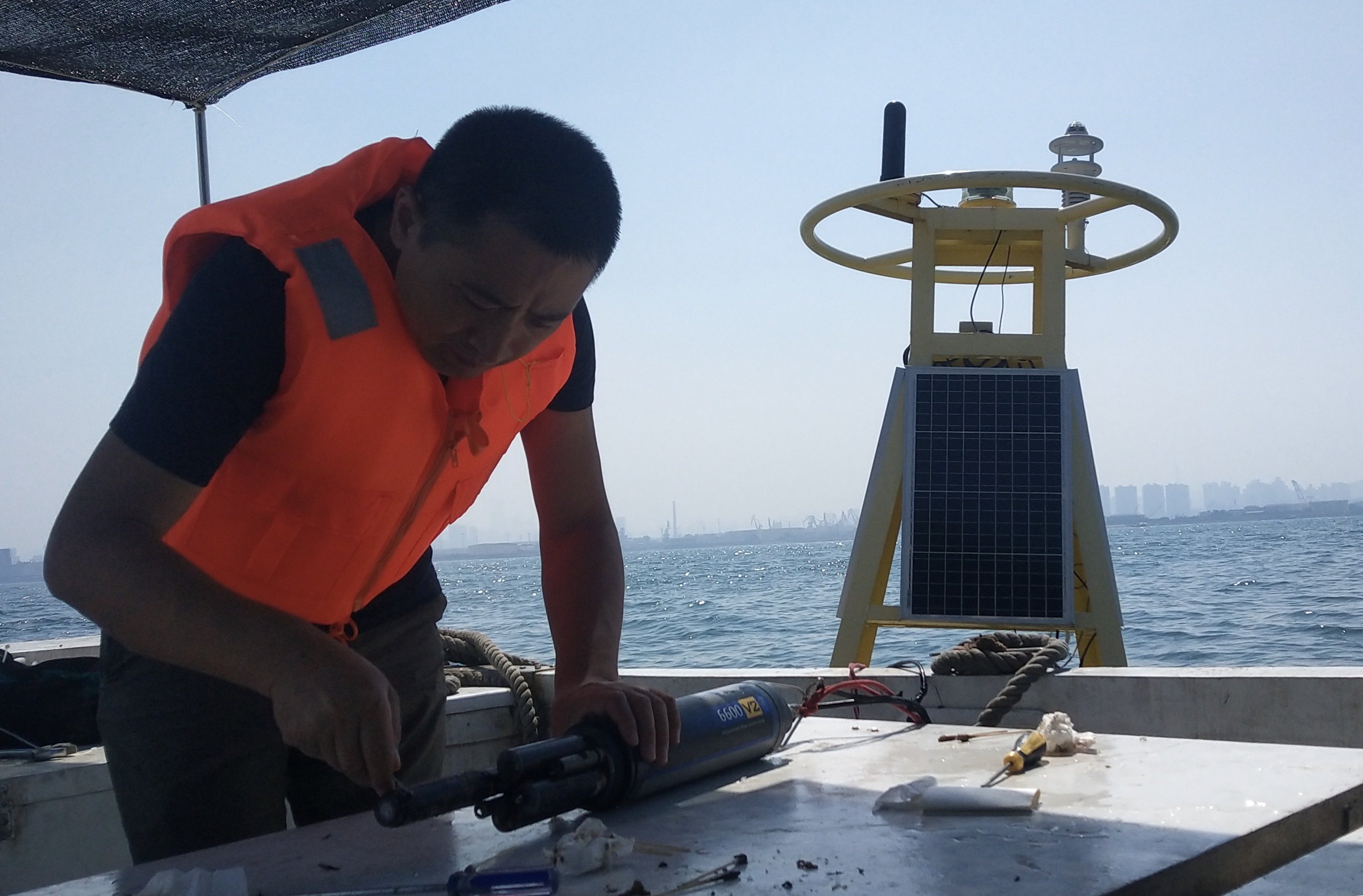 出海为胶州湾海洋浮标站体检