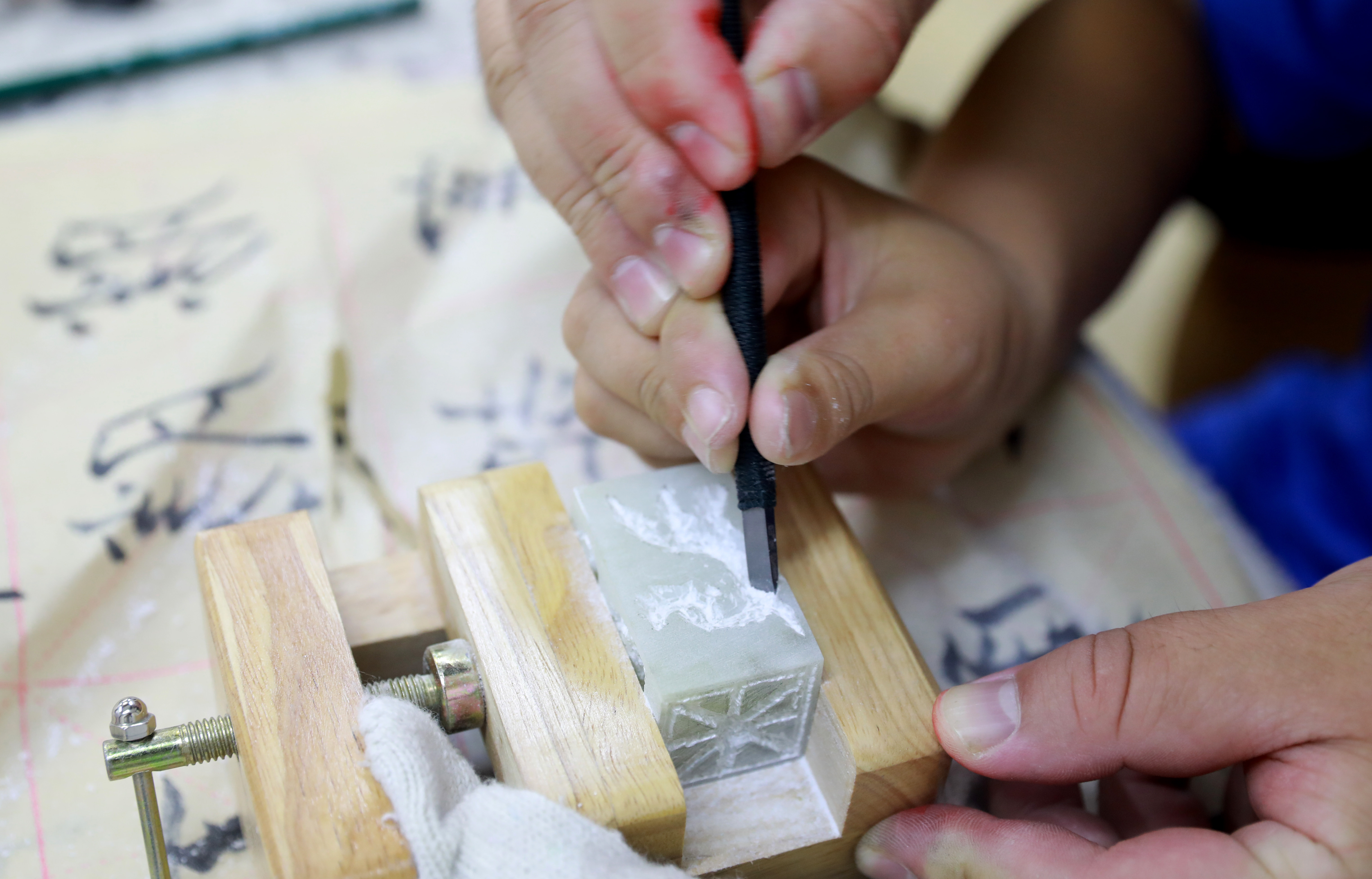 放暑假我们忙着学篆刻