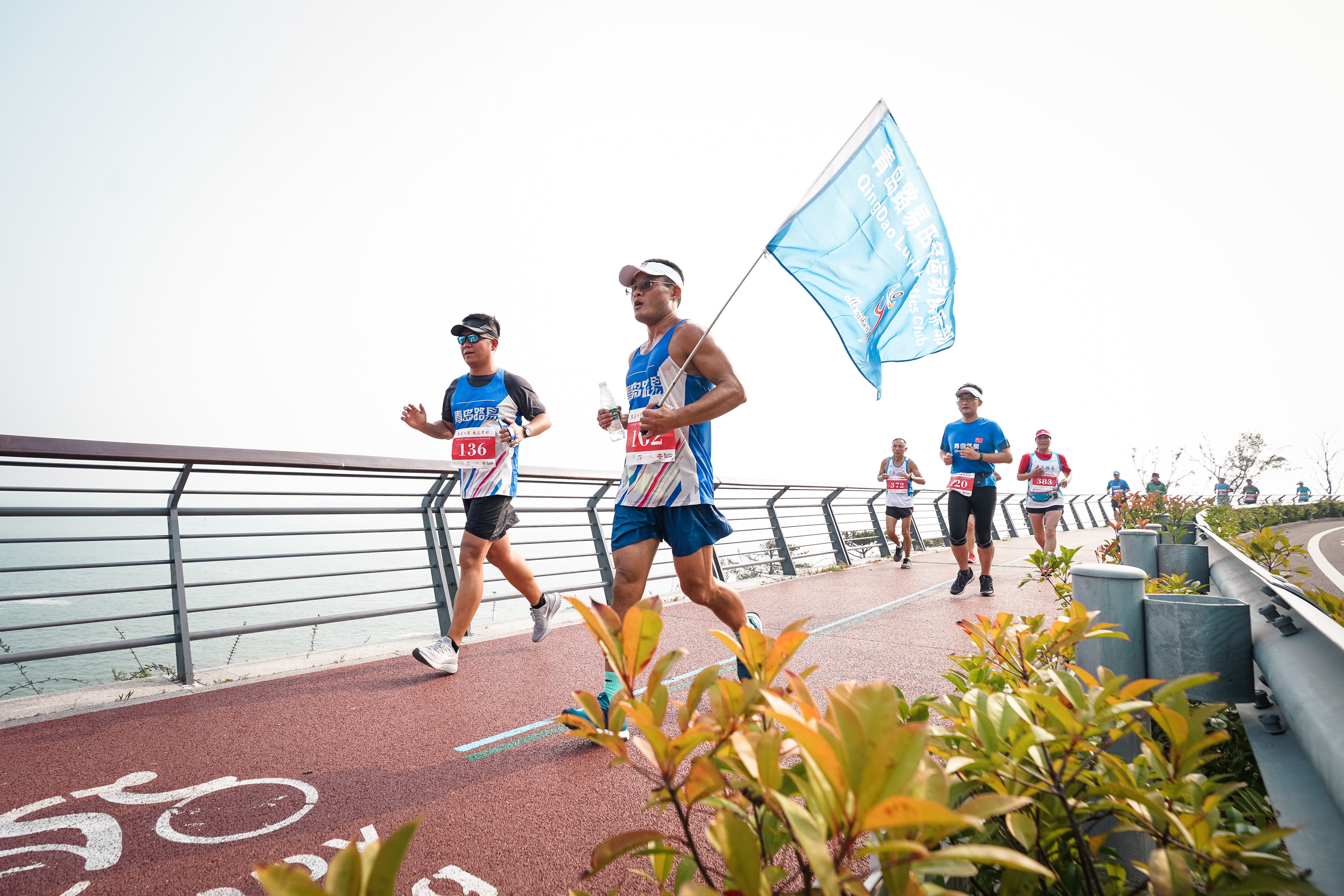 2019青岛东环岛半程马拉松开跑