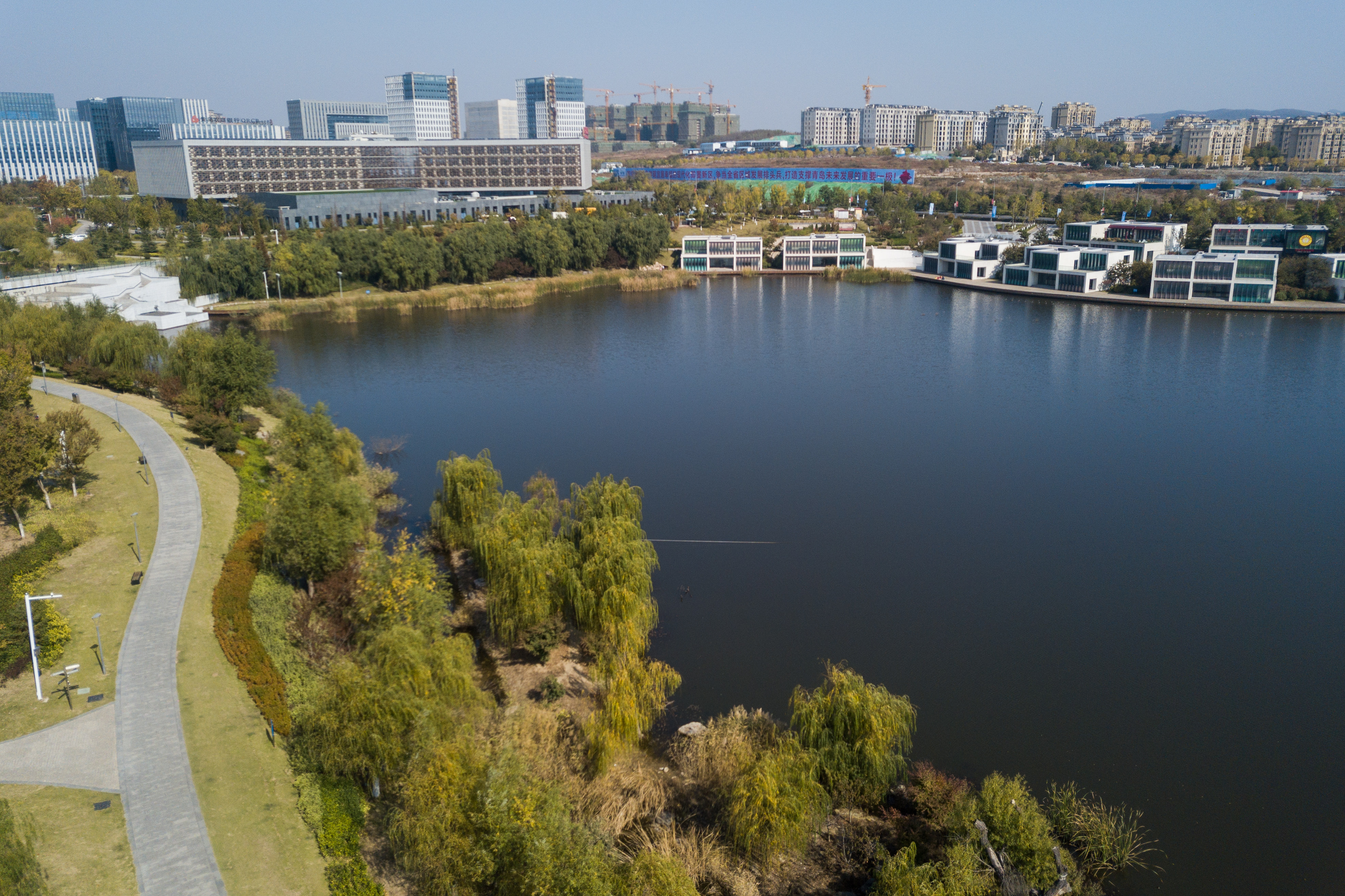 10月29日,秋日里的即墨龙泉湖公园颇具风韵.
