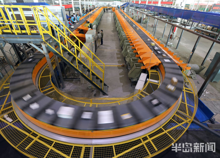 11月8日下午,在青岛邮区中心局,伴随着鸣笛声响起,一套全新的小件分拣