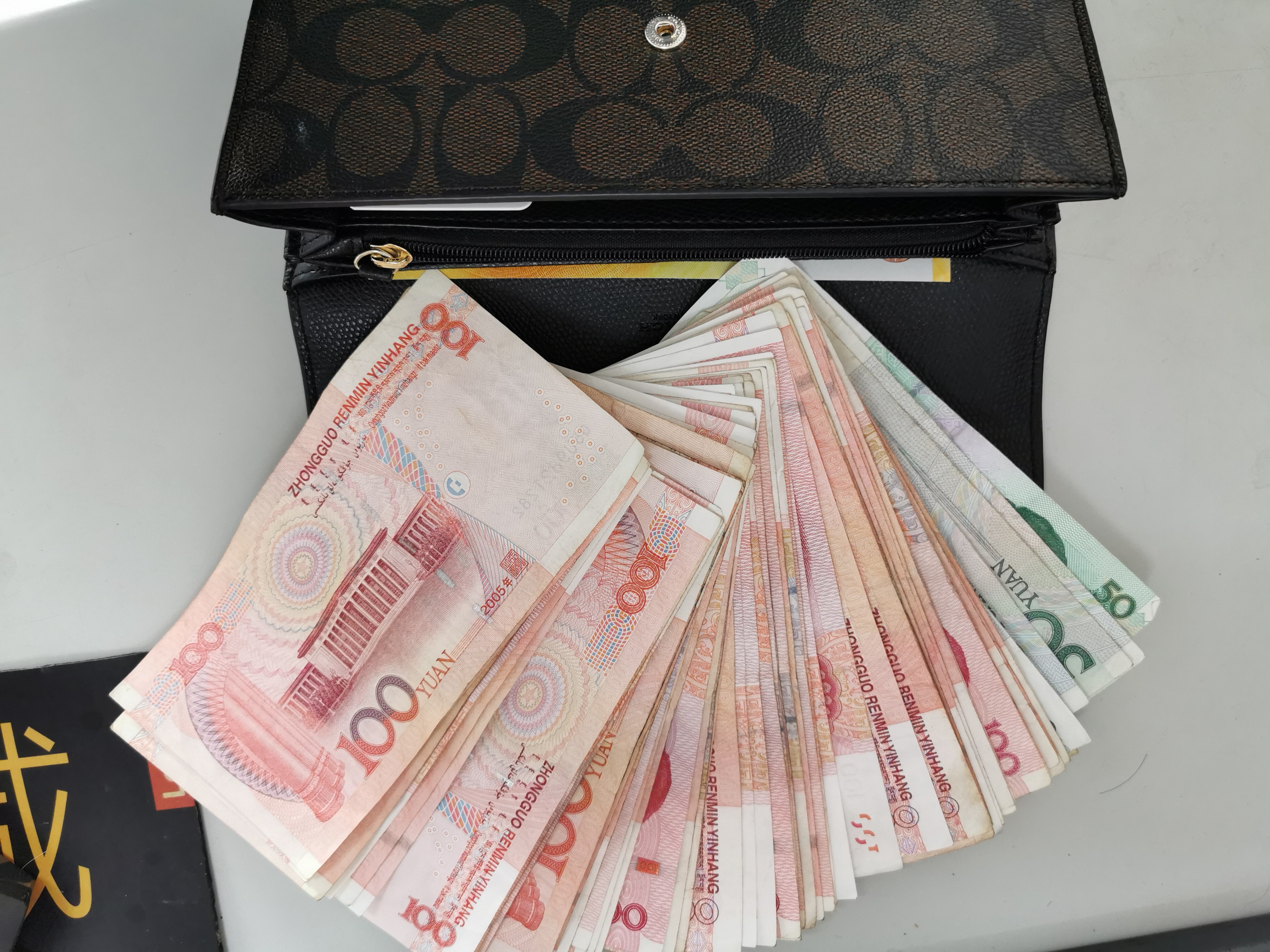 好样的捡到五千多元现金好的哥主动送还失主