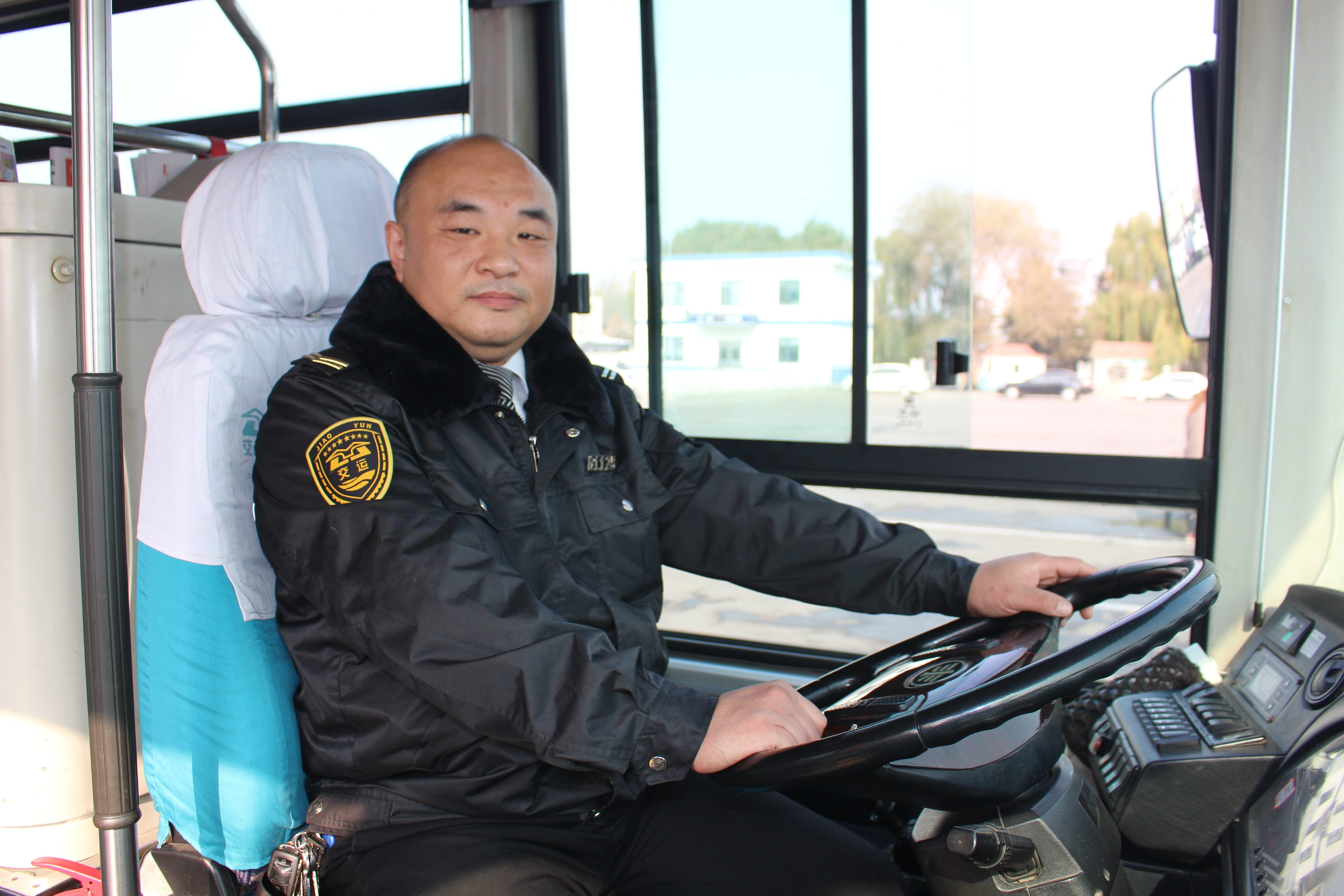 开末班公交两年频频有乘客给他送礼咋回事