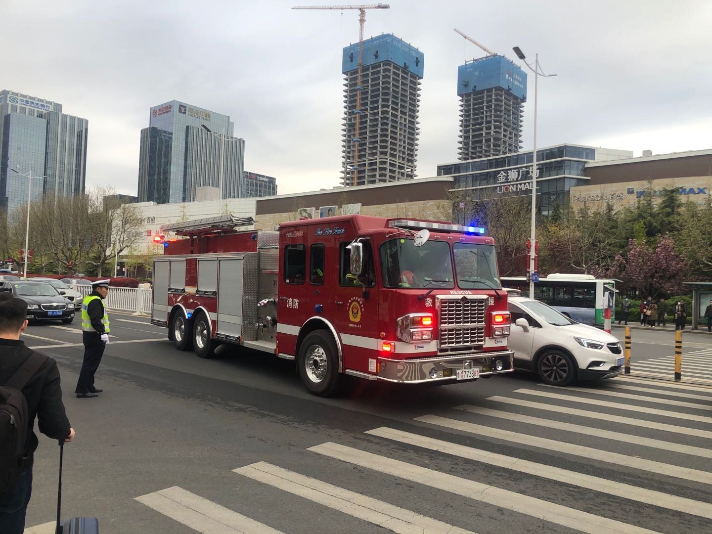 突发崂山金鼎大厦发生火灾多辆消防车赶到多图视频